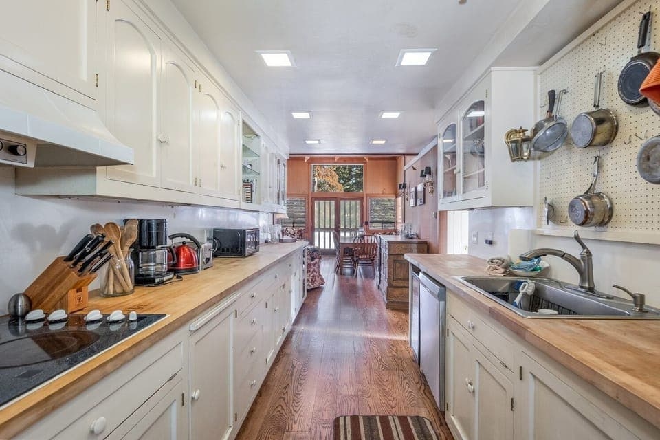 Excellent Kitchen /Dining Area with room for 12 plus at the table ..Fully Equiped Kitchen with everything you need...