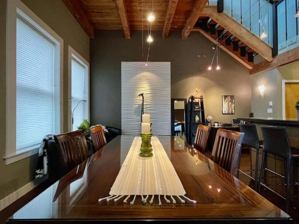 Beautiful & Elegant Dining Room to seat up to 6 guests comfortably! 