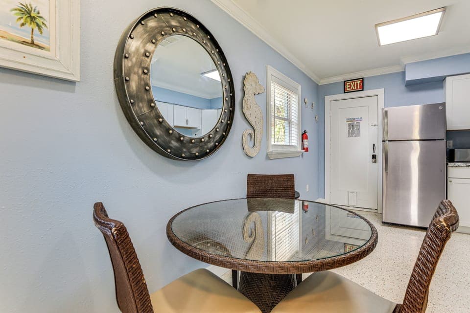 Dining Area | Dishes & Flatware Provided