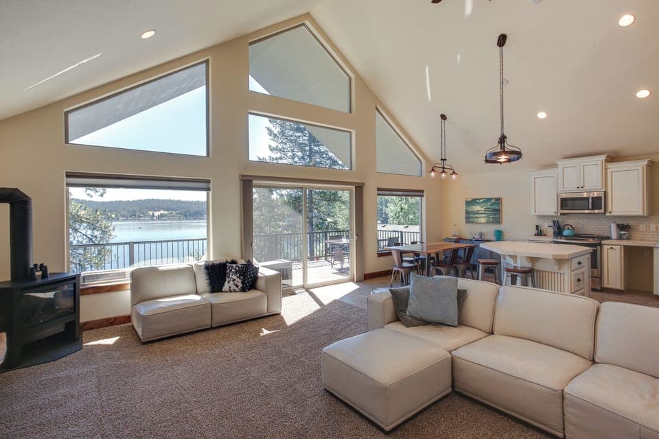 Living Room | Gas Fireplace | Smart TVs | Free WiFi