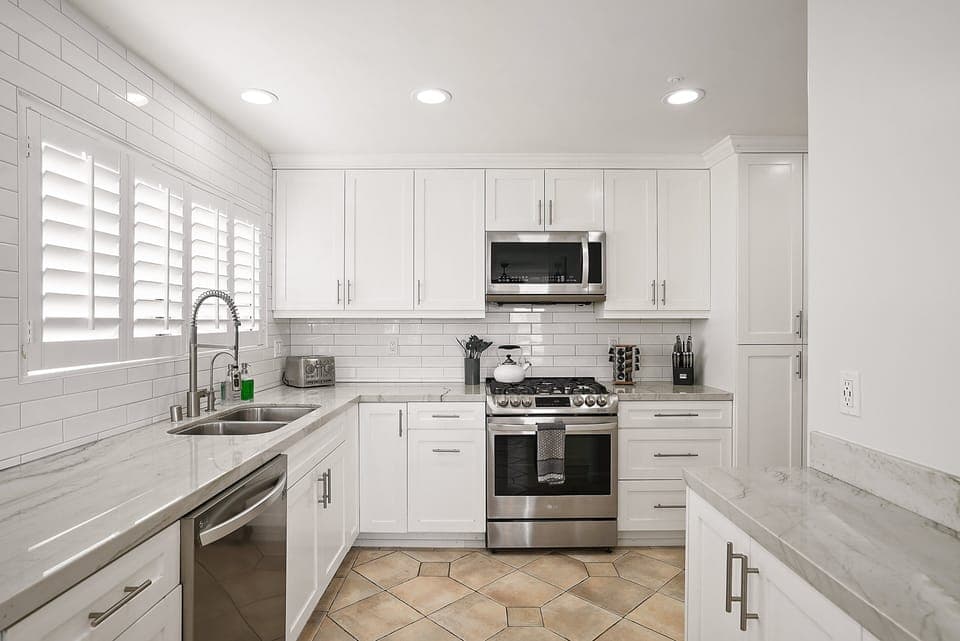 Full kitchen w/ dishwasher, gas stove/range, refrigerator, and dual Keurig+drip coffee pot