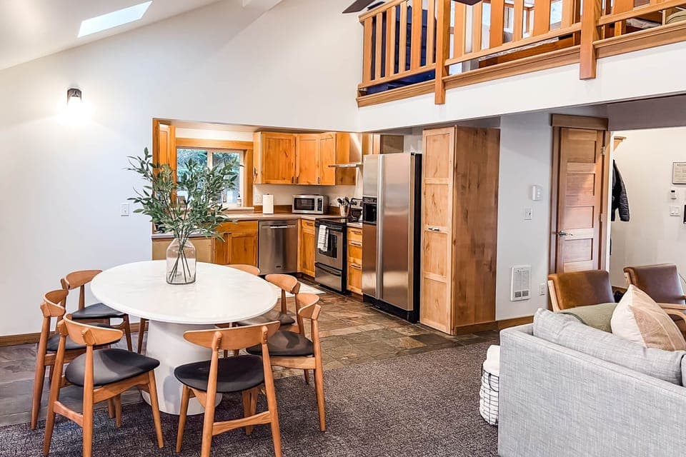 Vaulted living and dining area