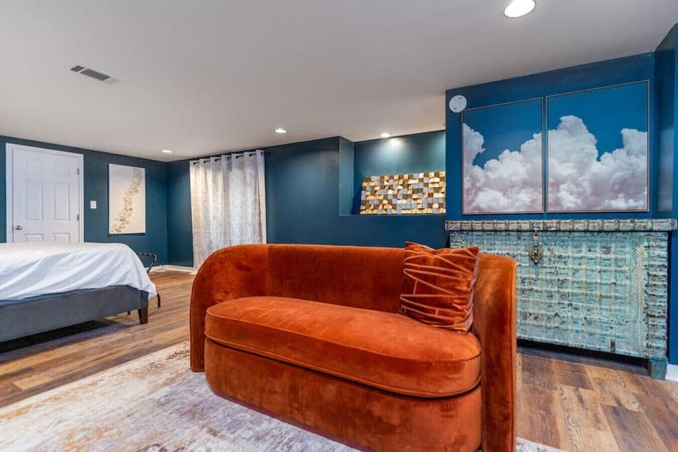 ⭐️⭐️⭐️⭐️⭐️ “First stay but this will be a definite repeat! Suni was super responsive and this basement beauty was just perfect! Vibrant colors and lovely artwork made me feel welcome and a little fancy! Loved it sooooo much I just booked my second stay!” 