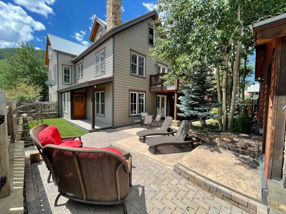 Silver Queen Guesthouse has a beautifully landscaped, fully fenced, private courtyard and yard. Perfect spot for relaxing and taking in the views.