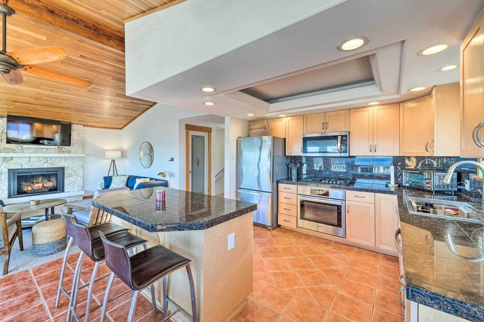 Kitchen | Cooking Basics | Coffee Maker | Paper Towels/Trash Bags Provided