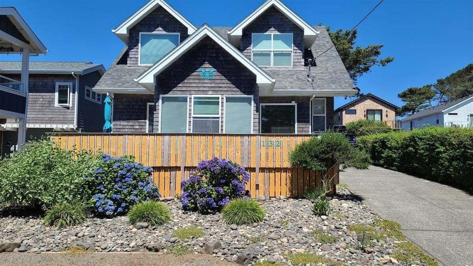 Front Entryway at Sandy Owl