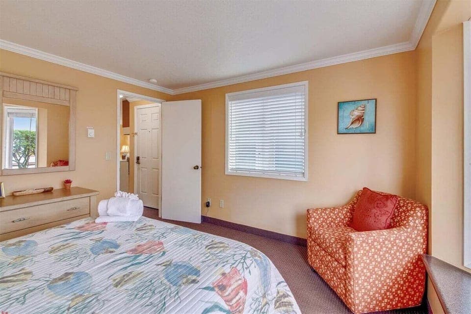 Queen Bedroom at Sandcastle 603