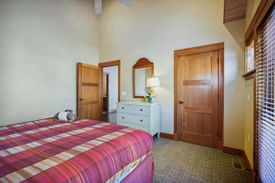 King Bedroom at The Lodges C1