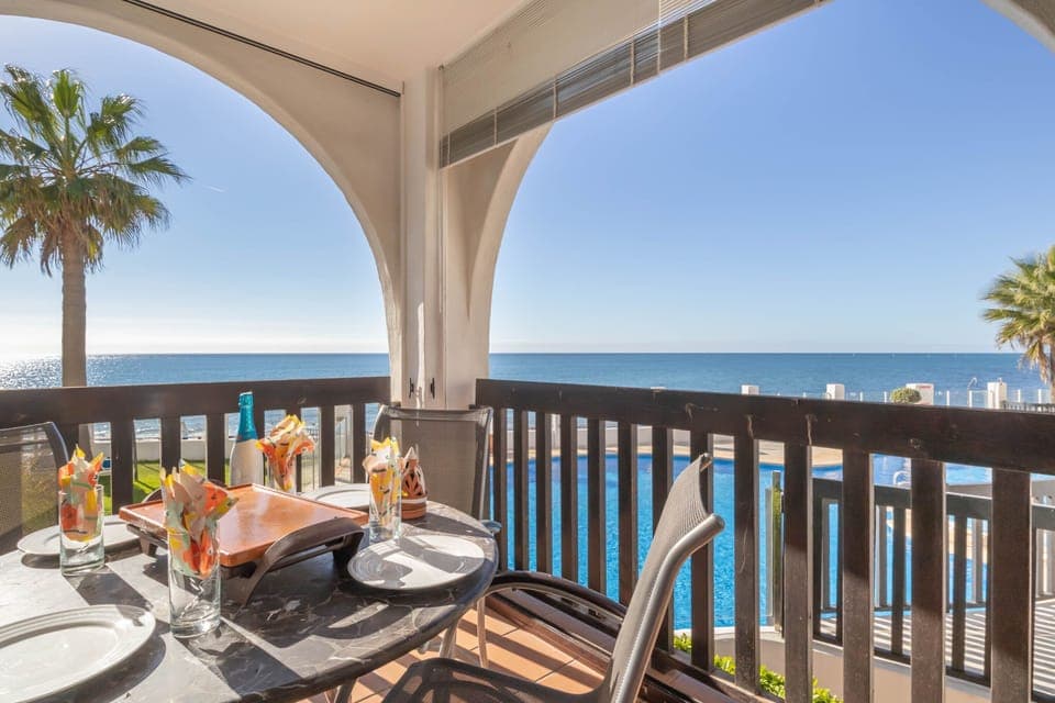 Amazing apartment right on the sea