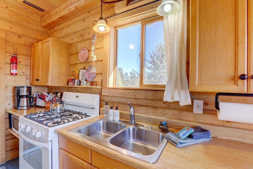 Kitchen area to easily prepare your meals.