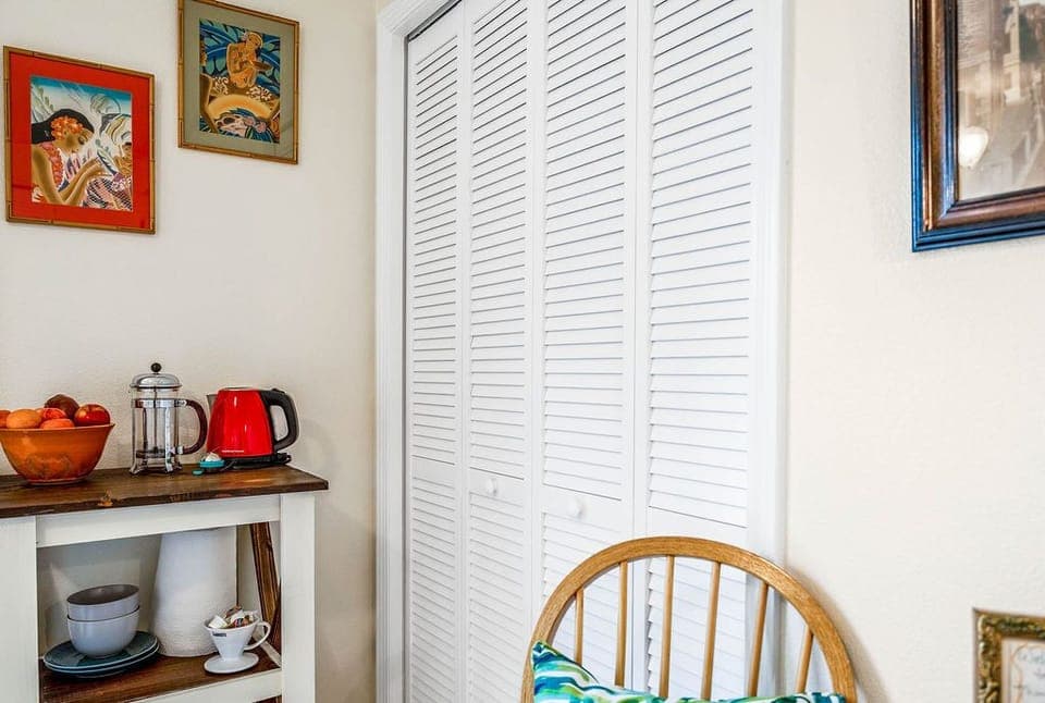 French press or pour over, fresh ground, assorted teas, plates, cups, saucers et