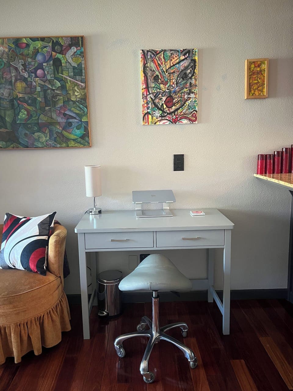 Ergonomically deaigned work Ergonomically designed work station