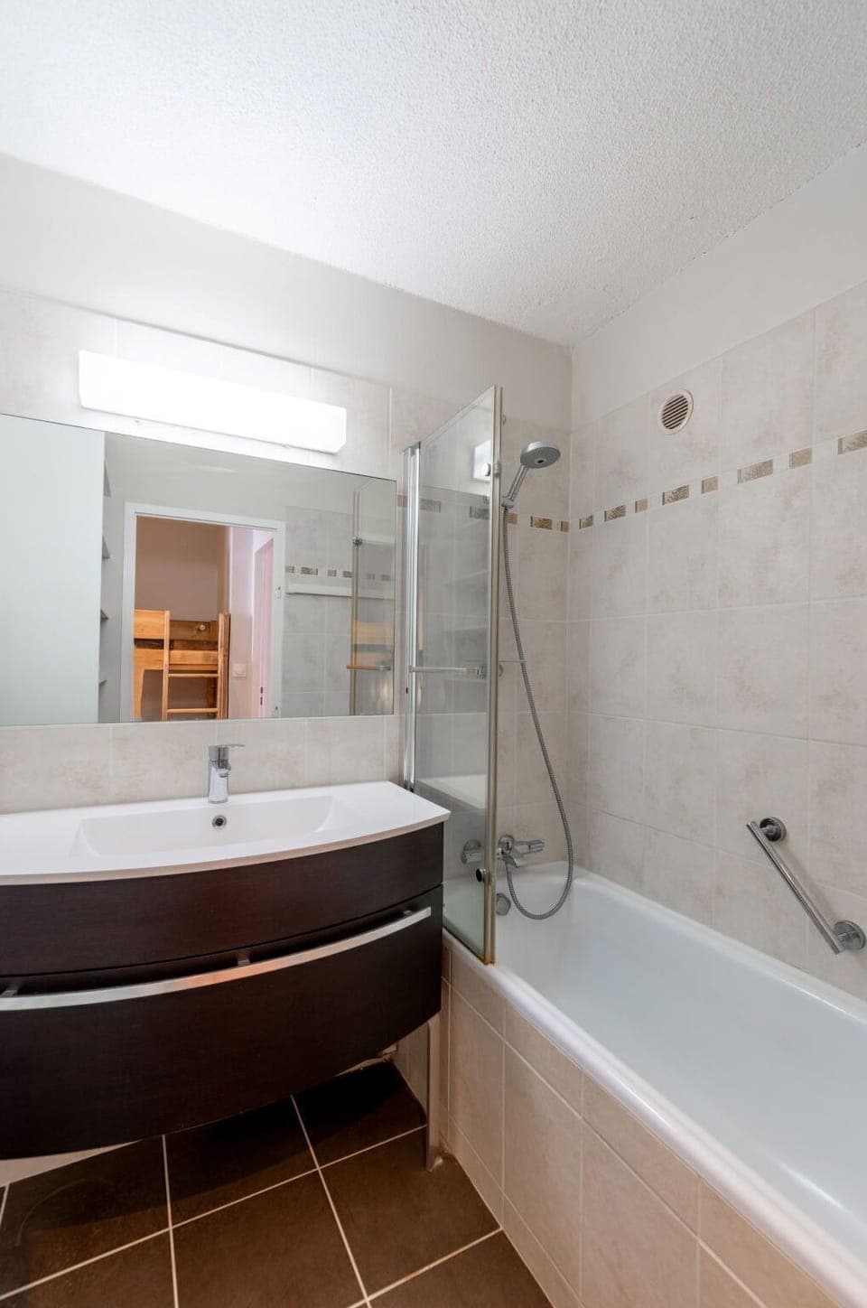 Bathtub, Plumbing Fixture, Property, Bathroom, Shower, Wood, Comfort, Interior Design, Floor