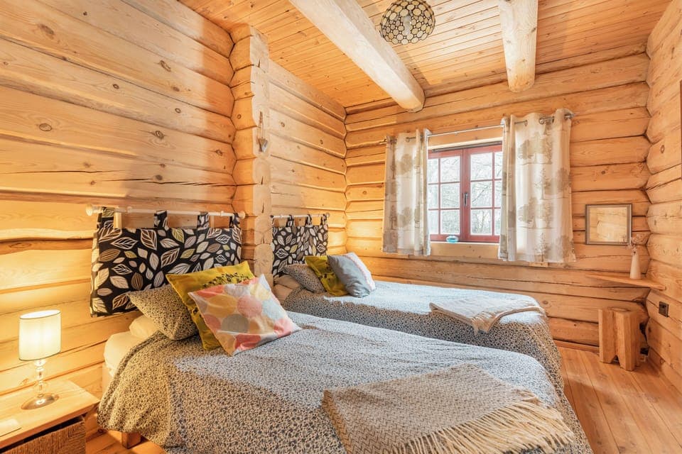 Twin bedroom | Ty Ceirios - Dwr Y Felin Log Cabins, Carno