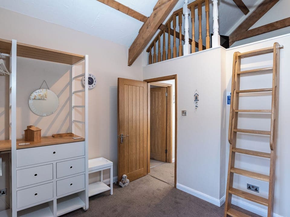 Spacious twin bedroom with mezzanine | Gemstone Cottage, Brixham