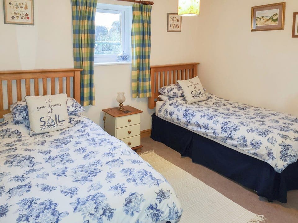 Twin bedroom | Beudy Canol - Tyn Lon Isaf, Llangybi, near Pwllheli