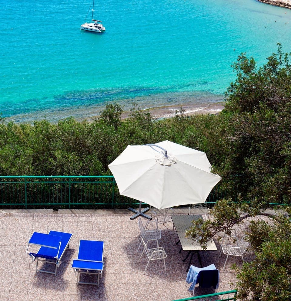 L'ampia terrazza sul mare.