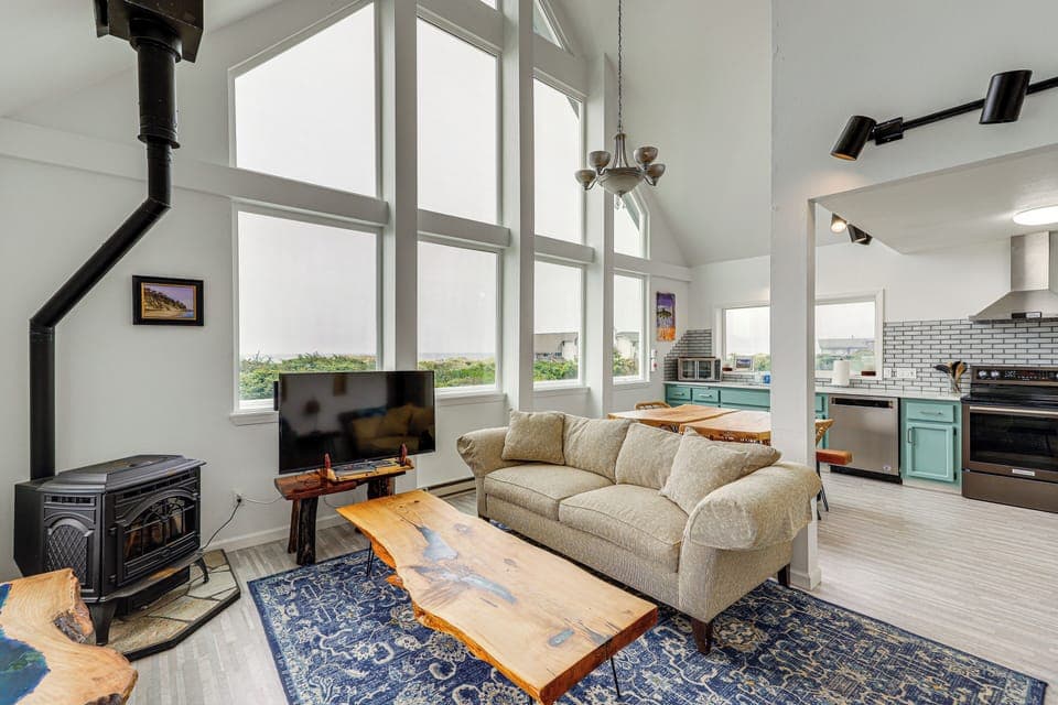 Gold Beach Vacation Rental | 3BR | 2BA | 1,700 Sq Ft | Spiral Staircase