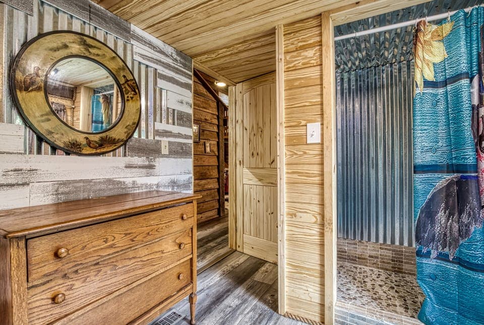 View of bathroom with shower/tub - View of bathroom with shower/tub