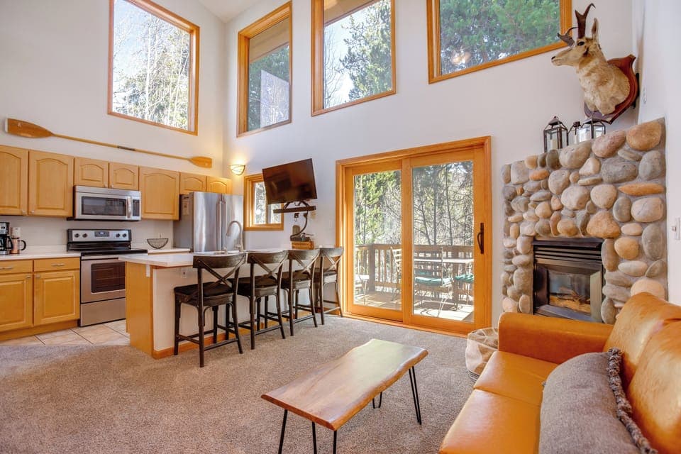 Grand Lake Vacation Rental | 1BR | 2BA | 814 Sq Ft | Stairs Required