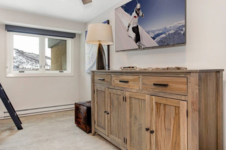 Guest Bedroom 4 with Flat Screen Smart TV with Cable and Ceiling fan (humidifier and pedestal fan)