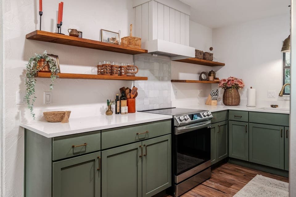 Here is the kitchen ready to meet all your cooking/baking needs!