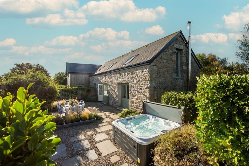 Contemporary style barn with hot tub and free parking - The Haybarn