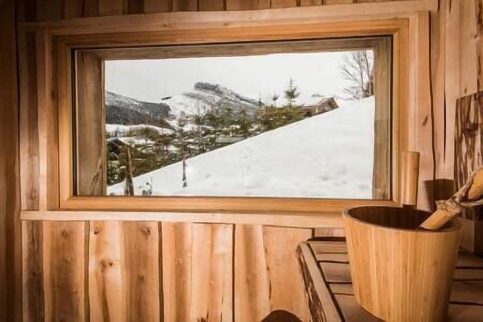 vue sur les montagnes depuis le sauna