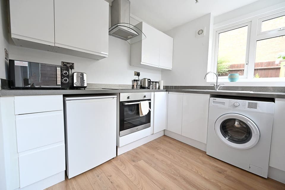 Fully equipped kitchen with fridge, hob, oven, washing machine. 