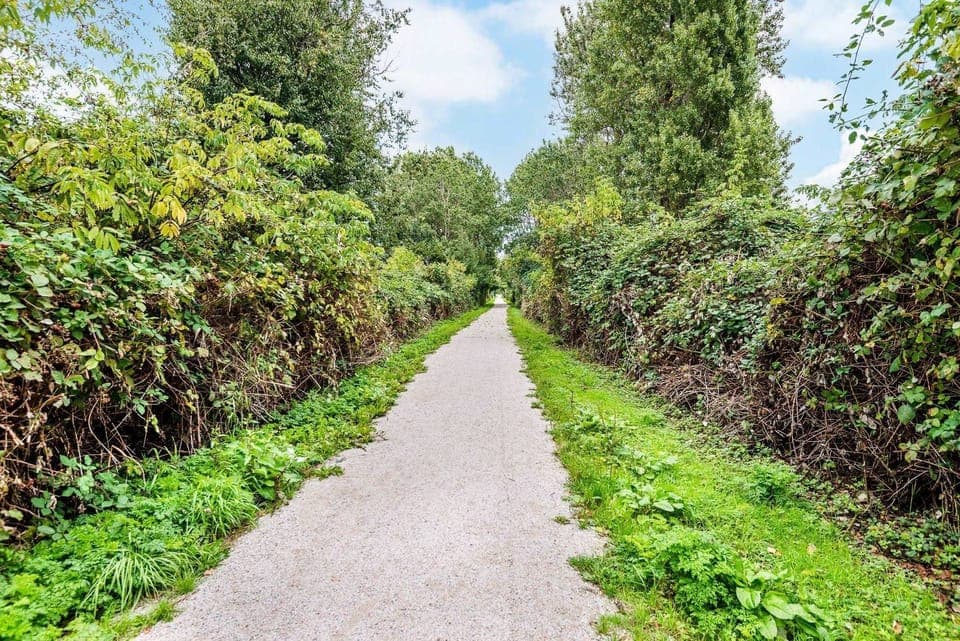 5 min walk to Bridgeport trail