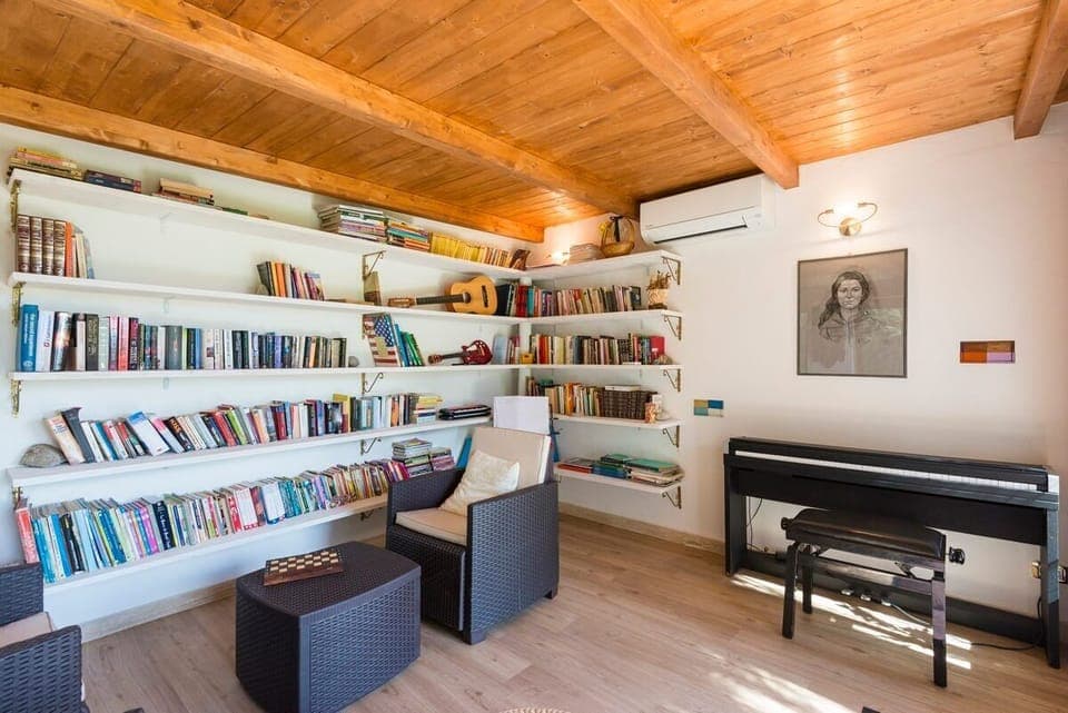 sala lettura e musica con libri e strumenti per tutte le età .
