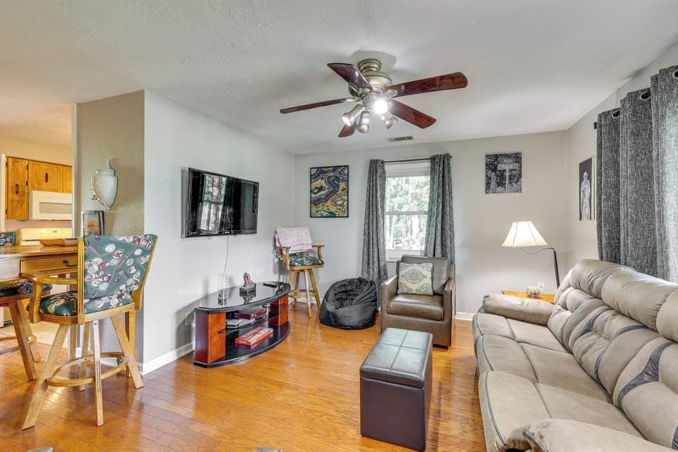 Eureka Springs Vacation Rental | 2BR | 1BA | 875 Sq Ft | Stairs Required