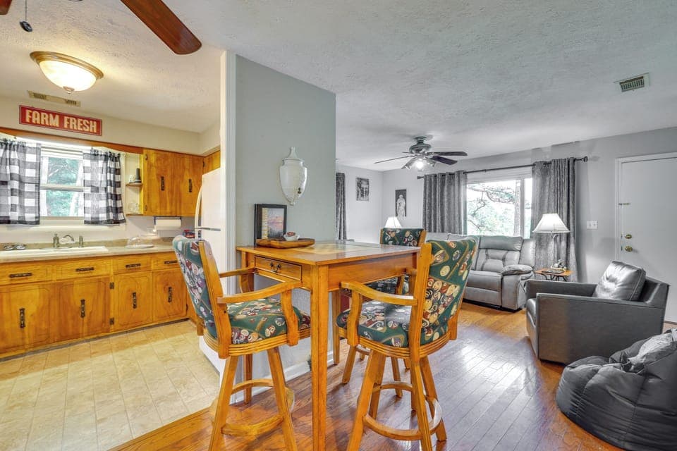 Dining Area | Dishware/Flatware Provided