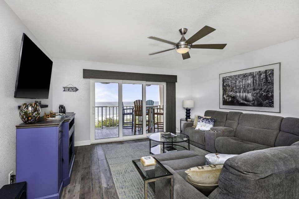 Spacious living room directly on Gulf