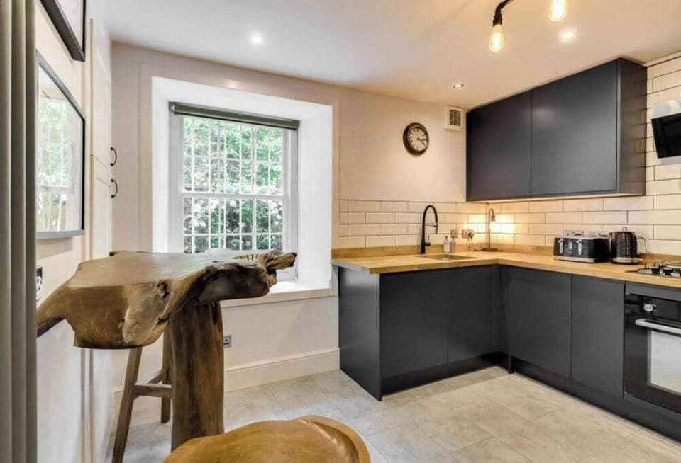 Fitted new in 2022 this kitchen space has all the mod cons available for preparing snacks to large meals for all.
Featuring a hand carved "Teak" breakfasting table and stools ,preparing food and drinks in this beautiful space will be so much fun.