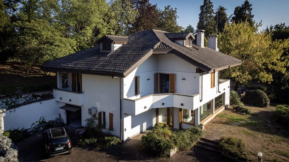 5 Bedroom Villa with gracious balconies and piazza sitting atop the property 