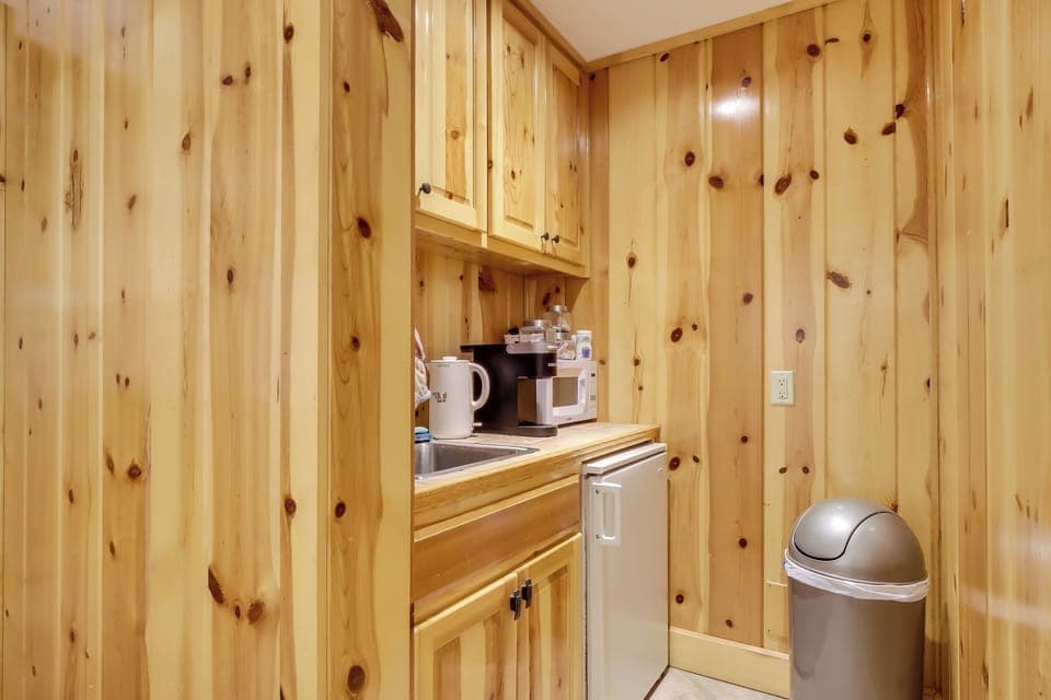 Kitchenette | Hot Plate | Air Fryer | Crockpot | Toaster Oven