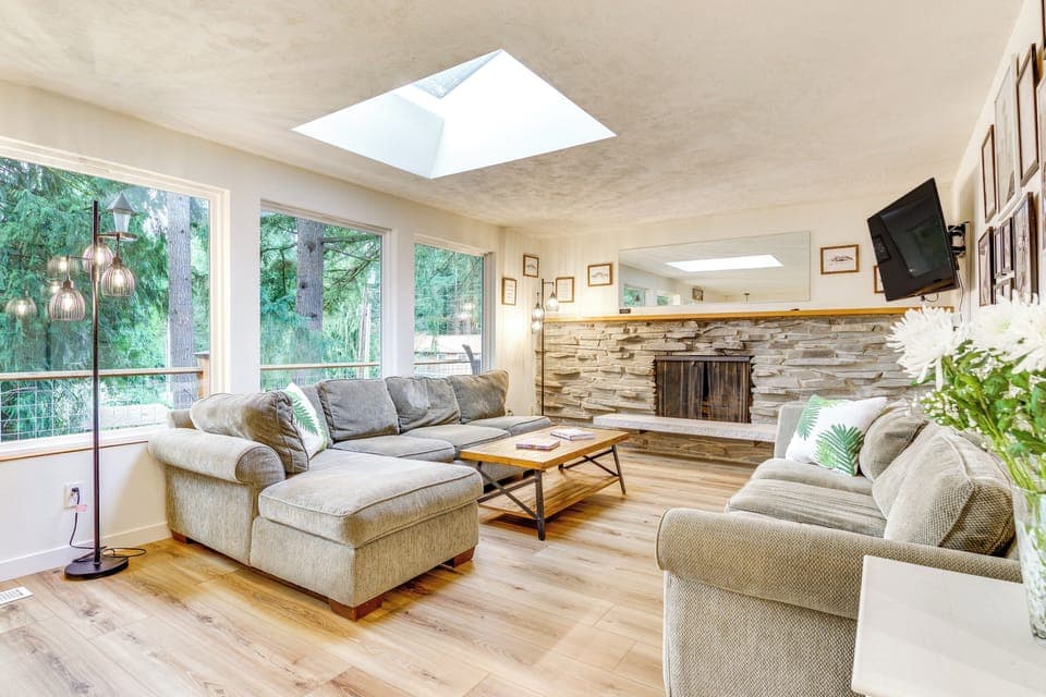 Woodinville Vacation Rental | 4BR | 3BA | 2,700 Sq Ft | Stairs to Access