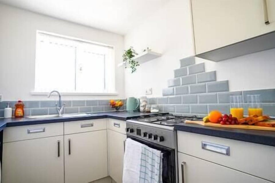 Fully equipped kitchen, Oven, hob, kettle, toaster, microwave, dishes & utensils