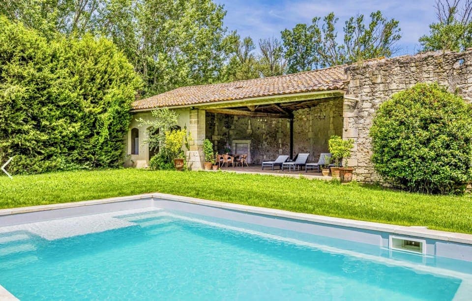 pool and entertaining space