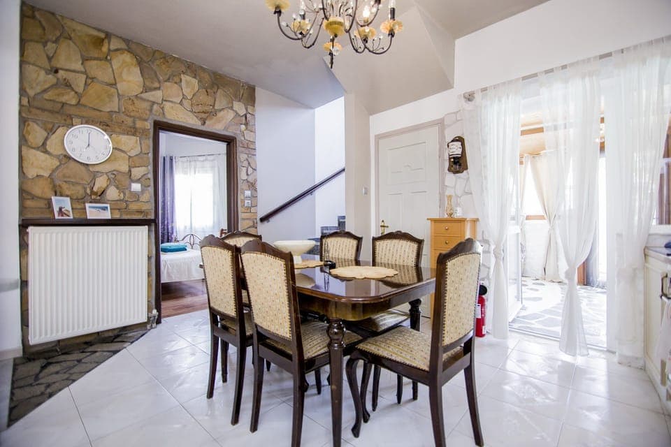 Spacious dinning area