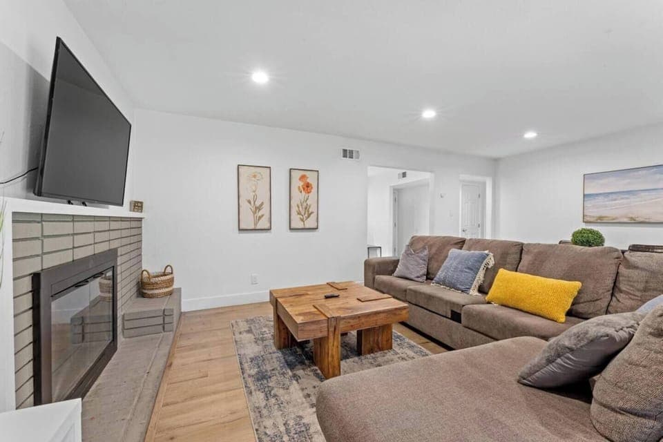 Large sectional sofa and 50' Roku streaming TV!