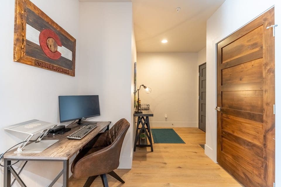 Entryway offering a dedicated workspace.