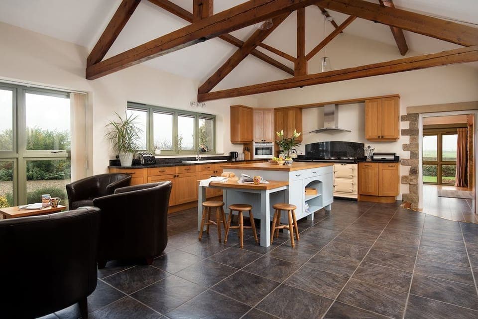 East Lodge, Yorkshire - spacious and well equipped kitchen with additional seating area