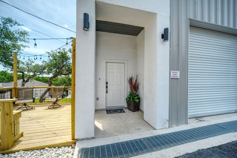 Beautiful Private entrance to upstairs private condo. 