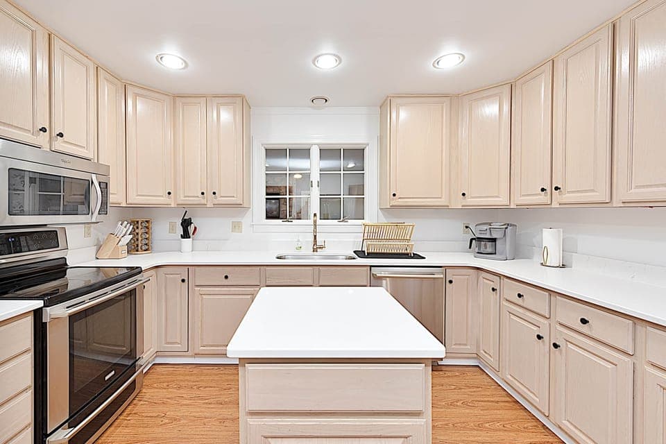 Main Floor Kitchen (1)