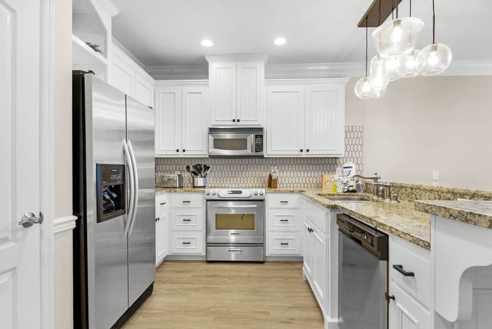 Full kitchen with all you need