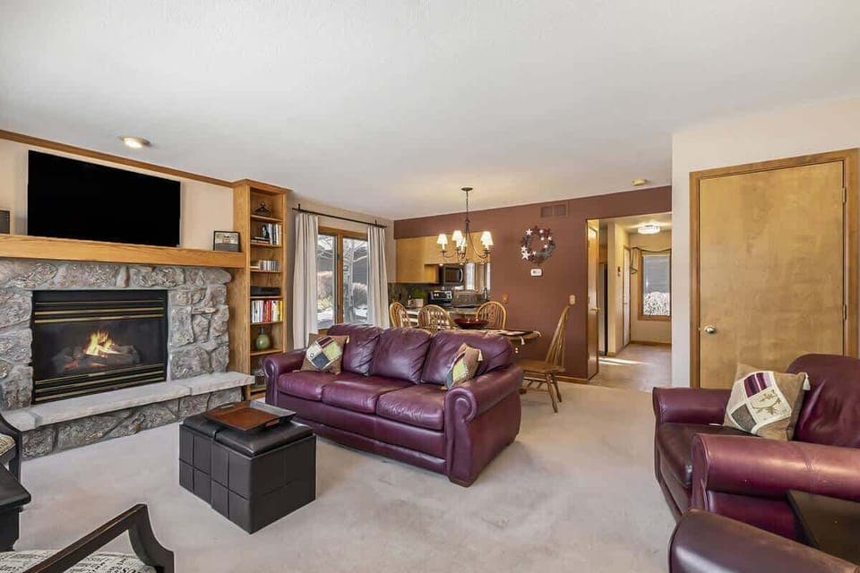 Living space with gas fireplace
