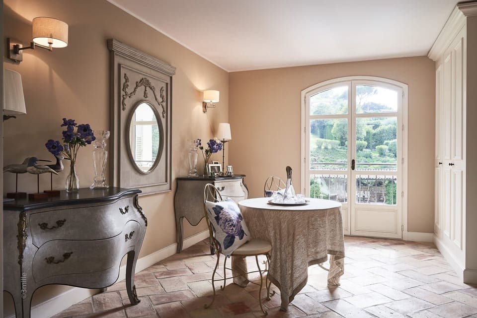 Large villa with tennis court and walking distance to the old town in Mougins