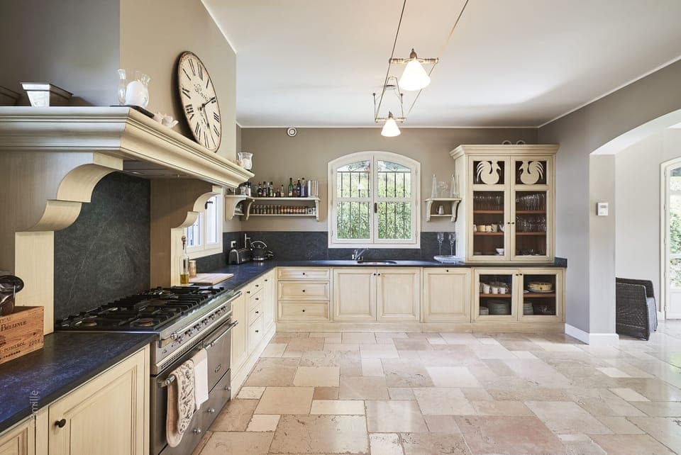 Large villa with tennis court and walking distance to the old town in Mougins